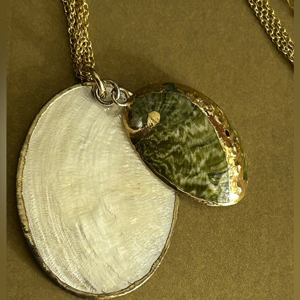 Necklace Shells Capiz Oval & Green Gold-plated Shell on 3-strand Goldtone chain